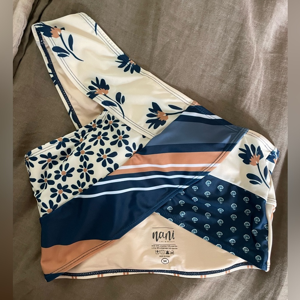 NWOT Medium Nani Safari Crop Top
